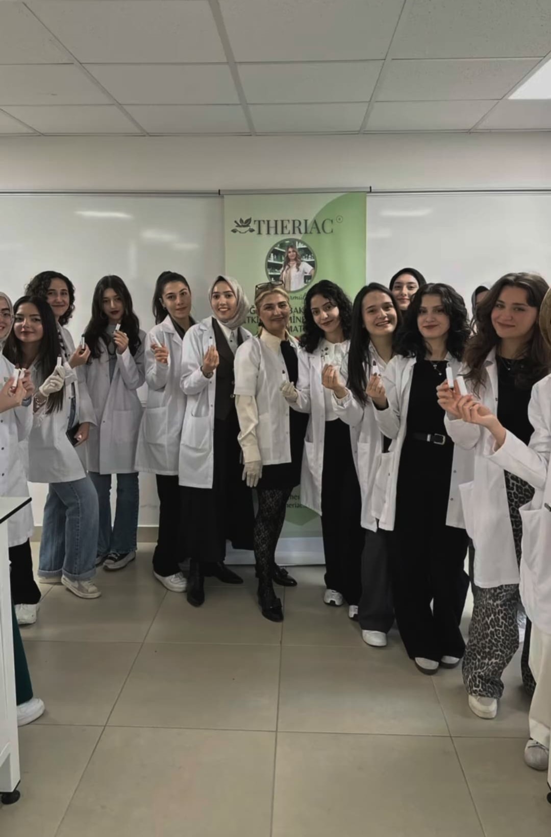  Ecz. Vildan Göçmen ile Söyleşi ve Ruj Atölyesi 